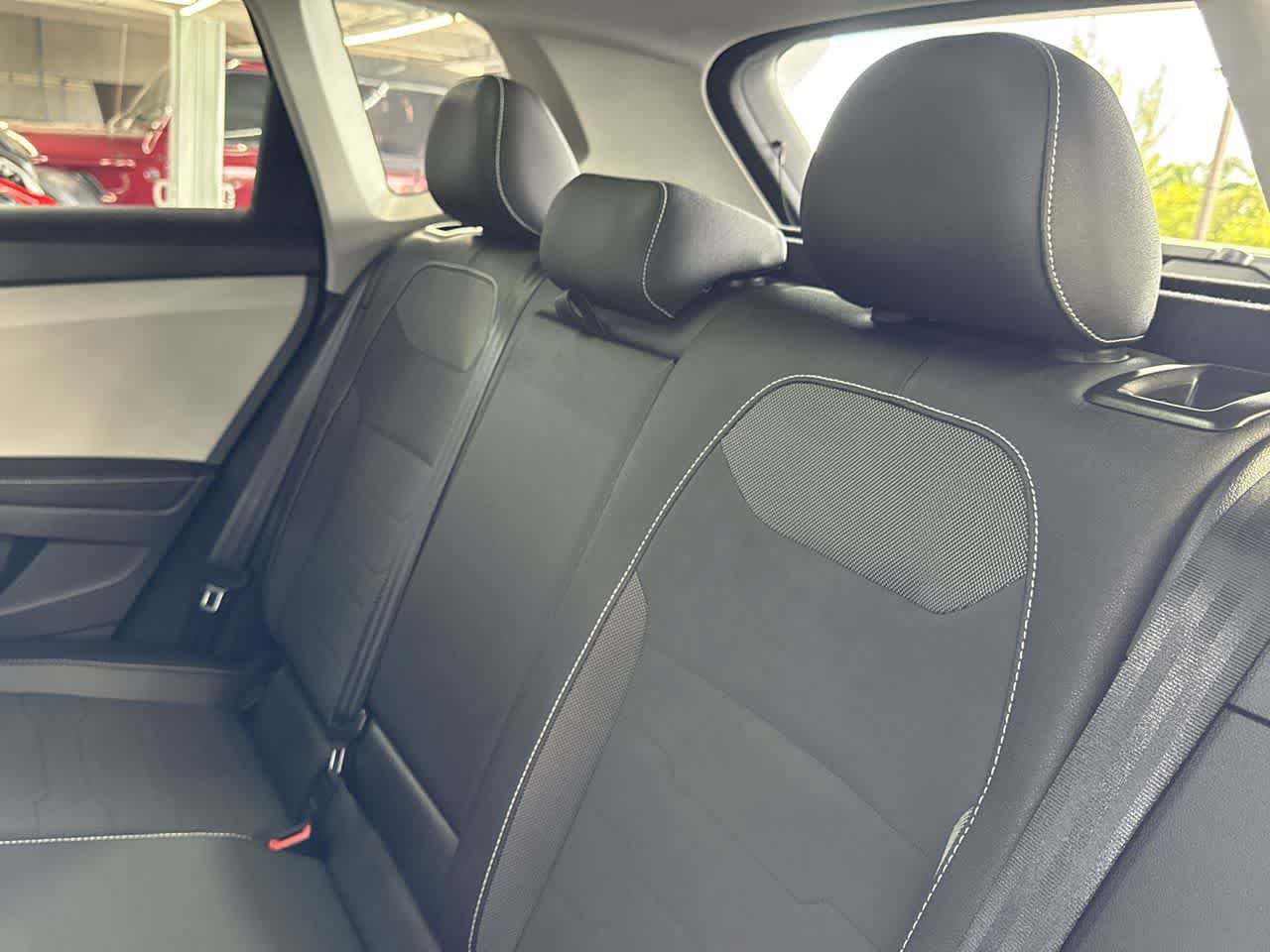 Used 2025 Volkswagen Taos SE w/ Panoramic Sunroof Package FWD image 23