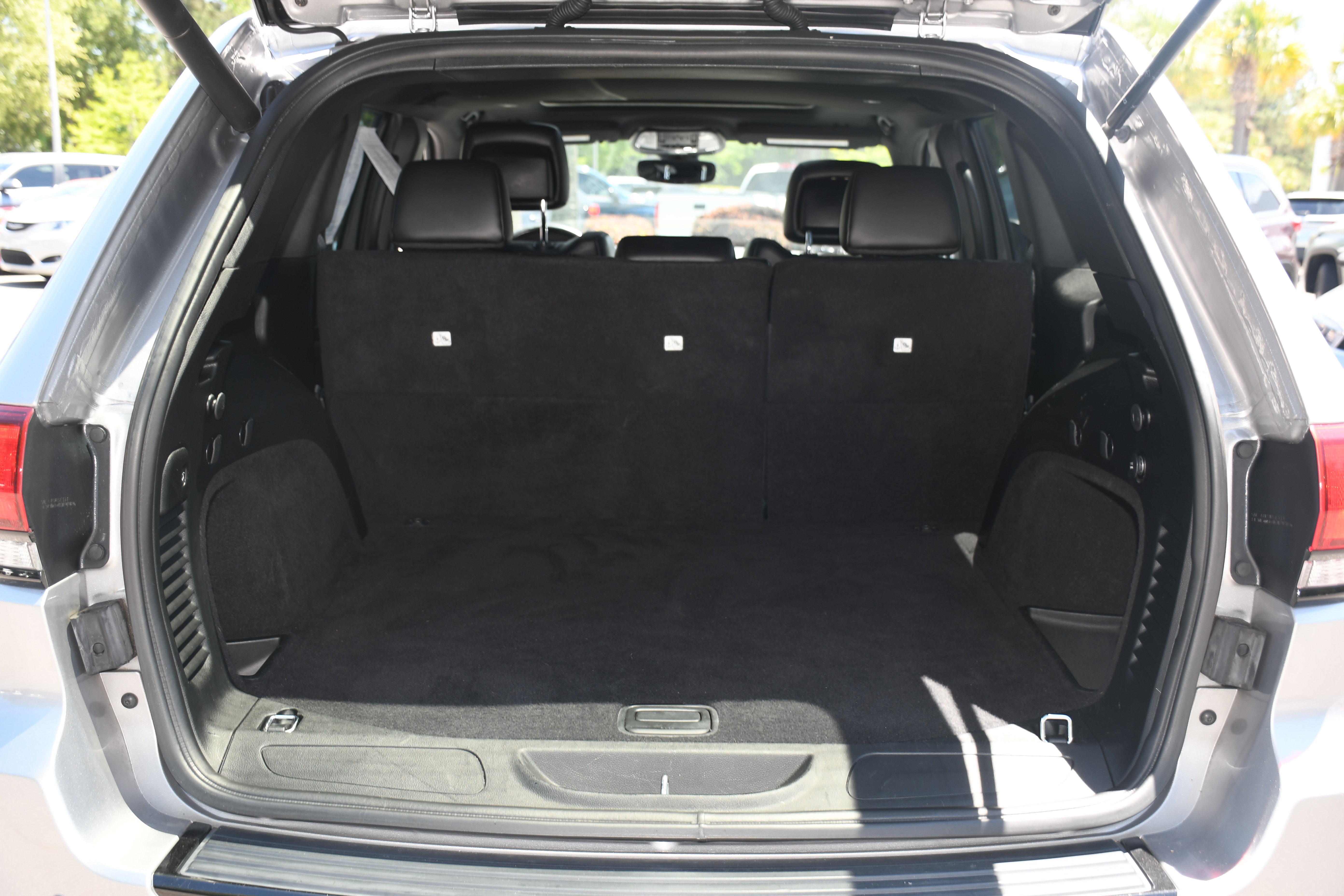 Used 2018 Jeep Grand Cherokee Altitude RWD image 18