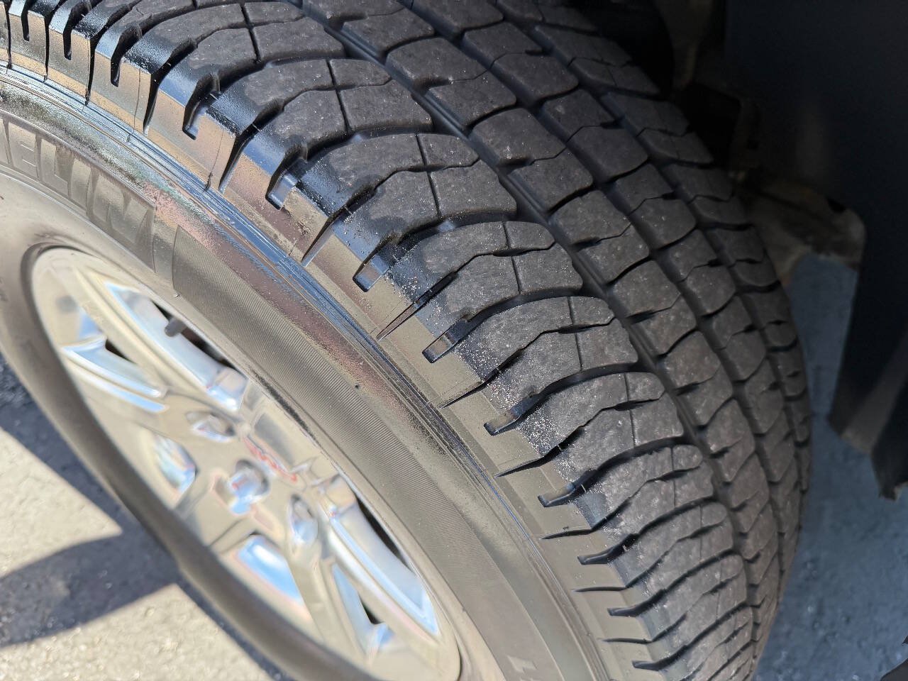 Used 2009 GMC Sierra 1500 SLT w/ Suspension Package, Off-Road AWD/4WD image 14