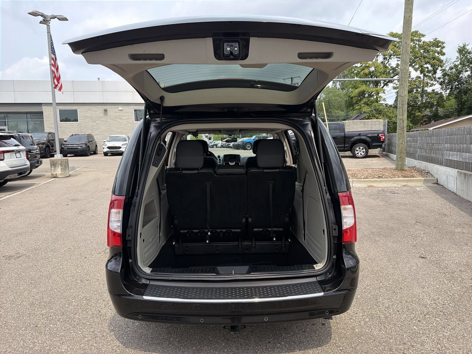 Used 2016 Chrysler Town & Country Touring-L w/ Driver Convenience Group FWD image 34