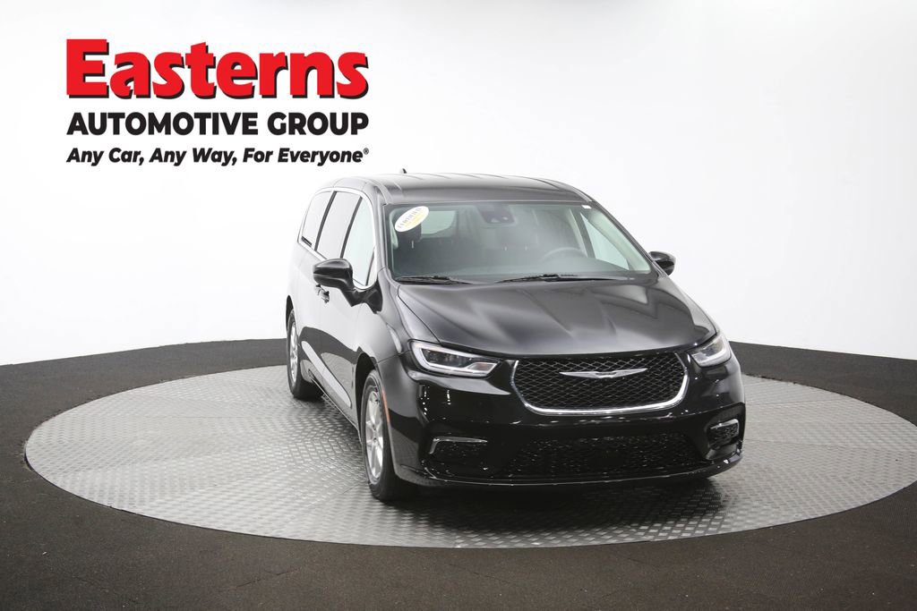 Used 2023 Chrysler Pacifica Touring-L FWD image 53