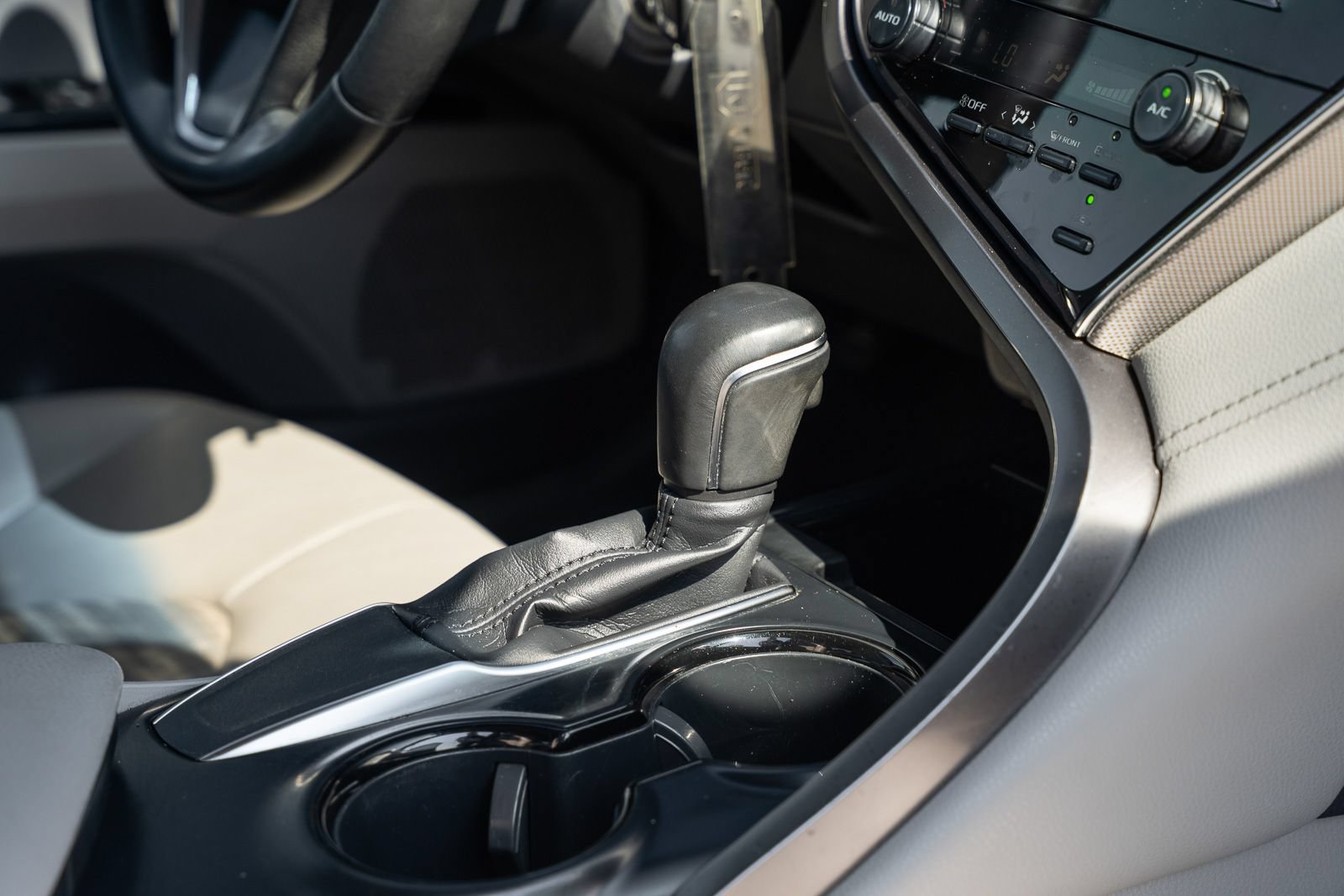 Used 2018 Toyota Camry SE FWD image 28
