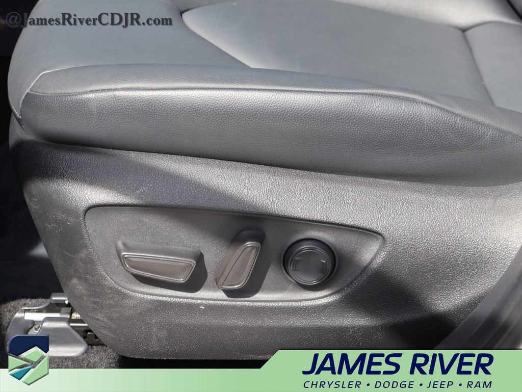 Used 2025 Toyota Highlander XLE image 25