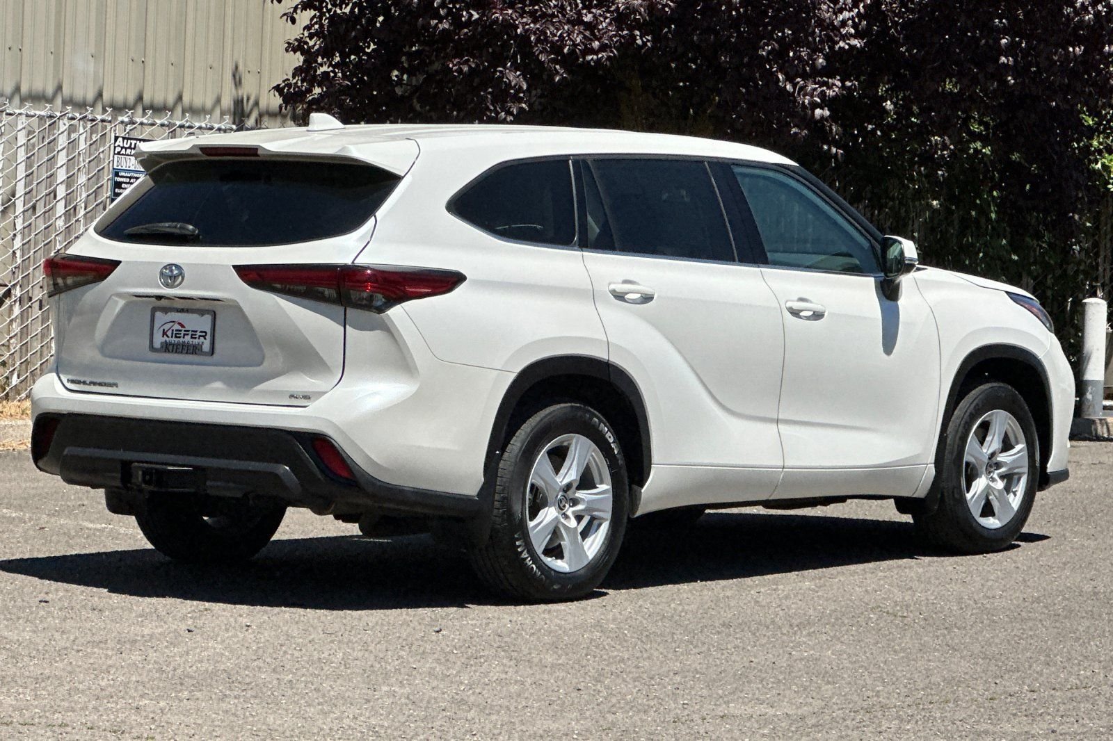 Used 2021 Toyota Highlander L AWD/4WD image 4