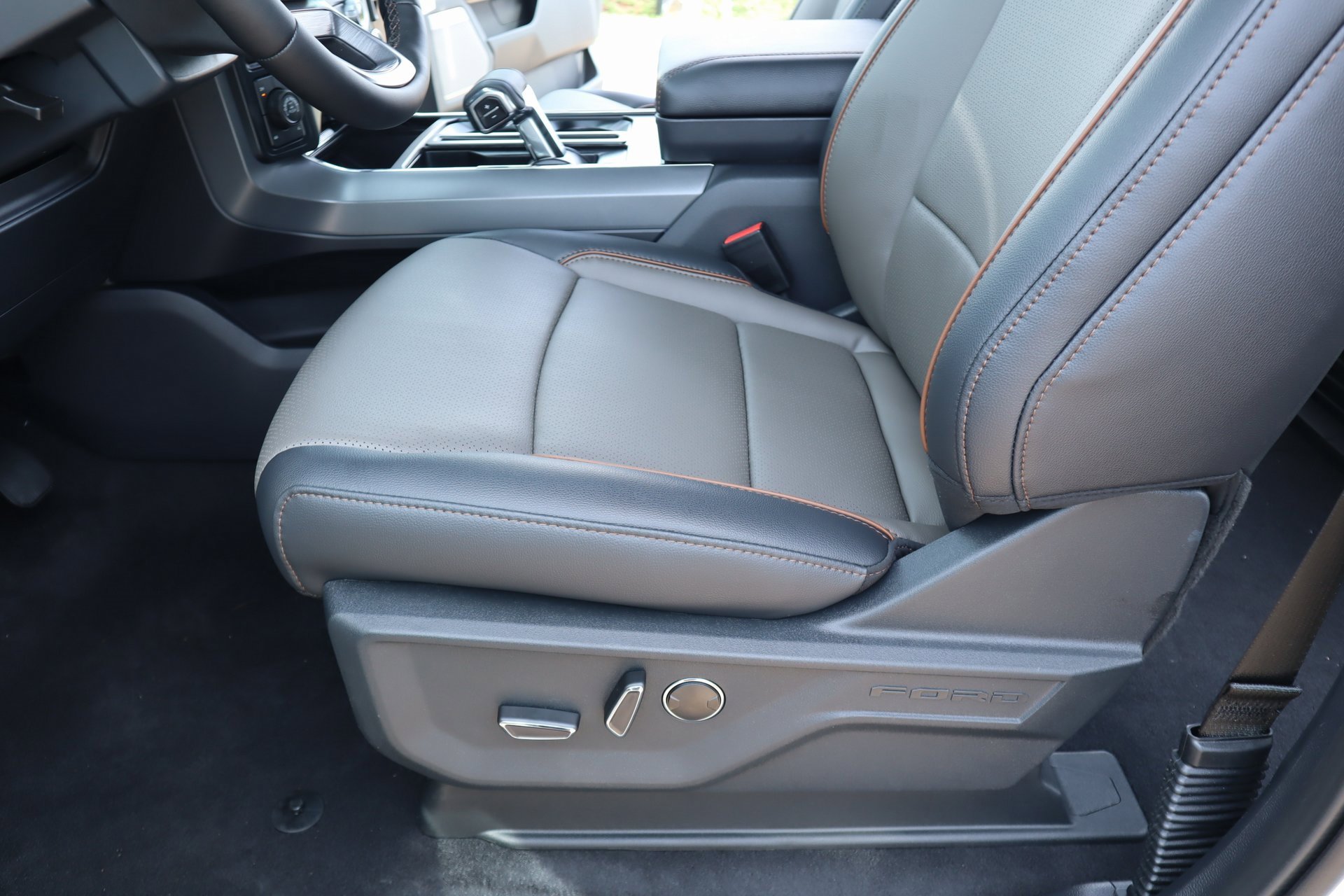 New 2025 Ford F150 Lariat w/ Equipment Group 502A High image 13