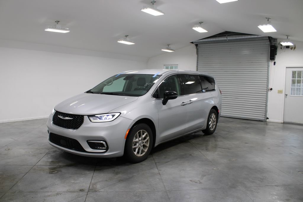 Used 2024 Chrysler Pacifica Touring-L image 4