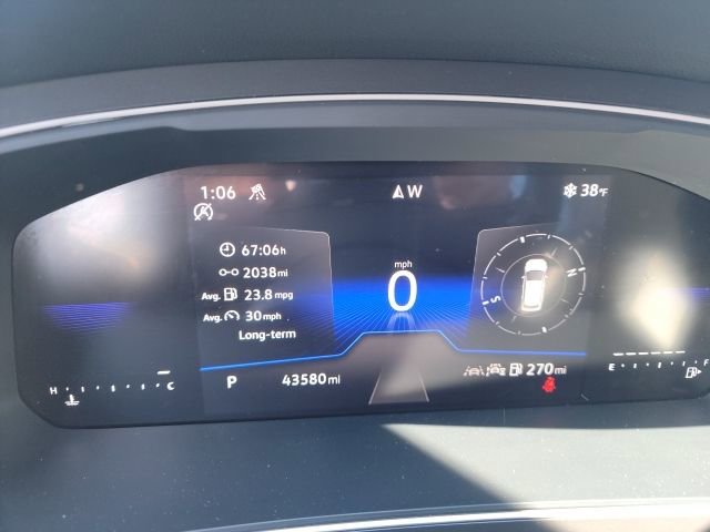 Used 2024 Volkswagen Tiguan SE w/ Panoramic Sunroof Package image 11