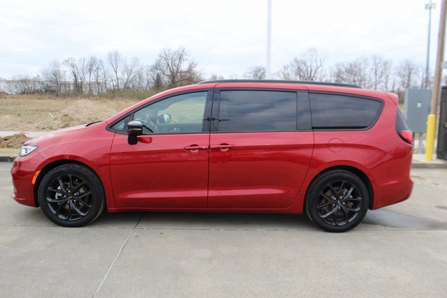 Used 2025 Chrysler Pacifica Limited image 2