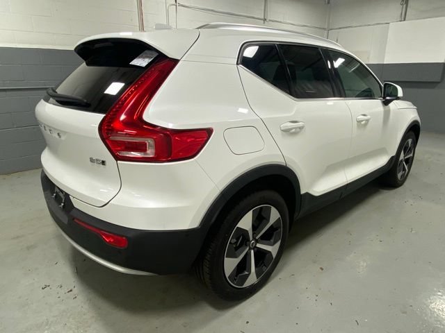 Certified 2025 Volvo XC40 B5 Plus AWD/4WD image 3