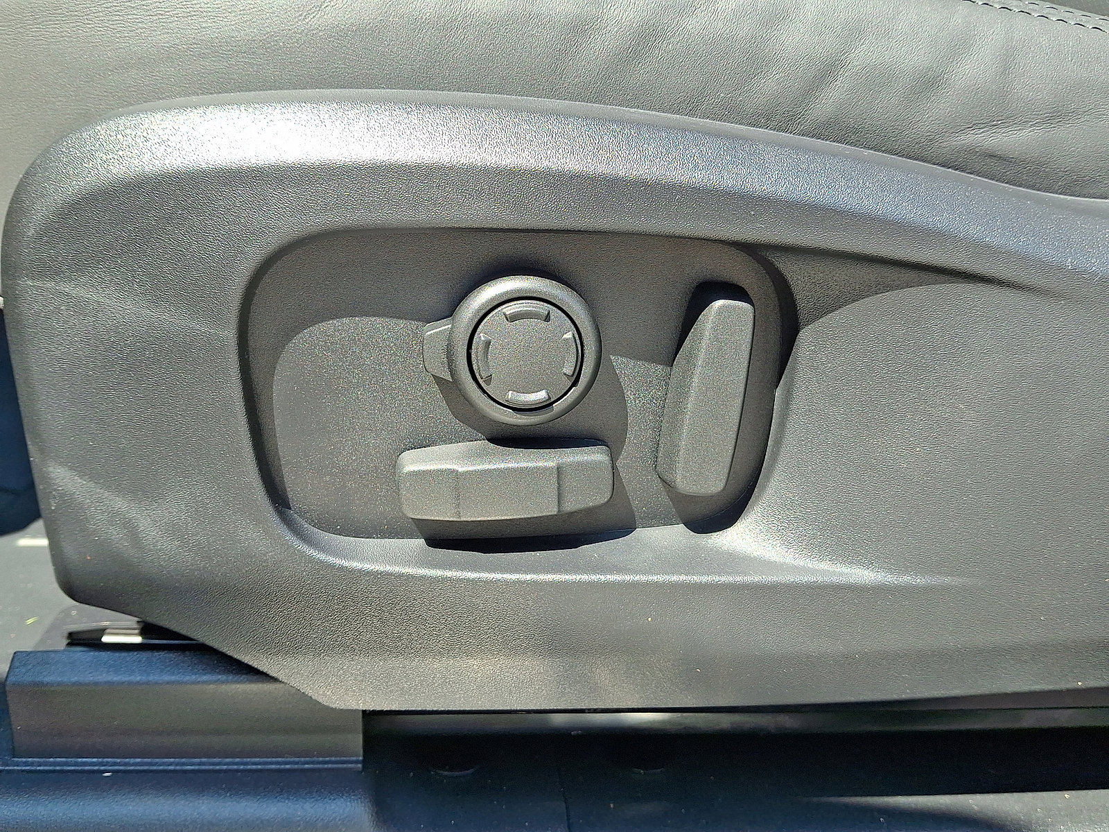 New 2025 Land Rover Defender 110 X-Dynamic SE image 4