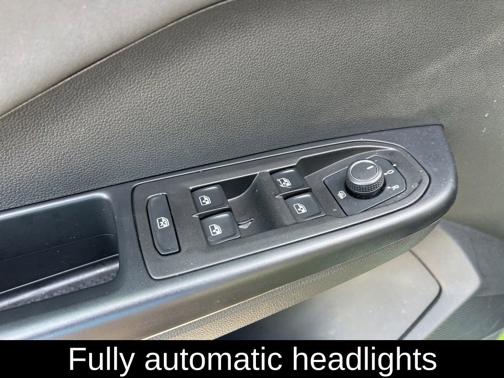 Certified 2025 Volkswagen Taos SE image 19