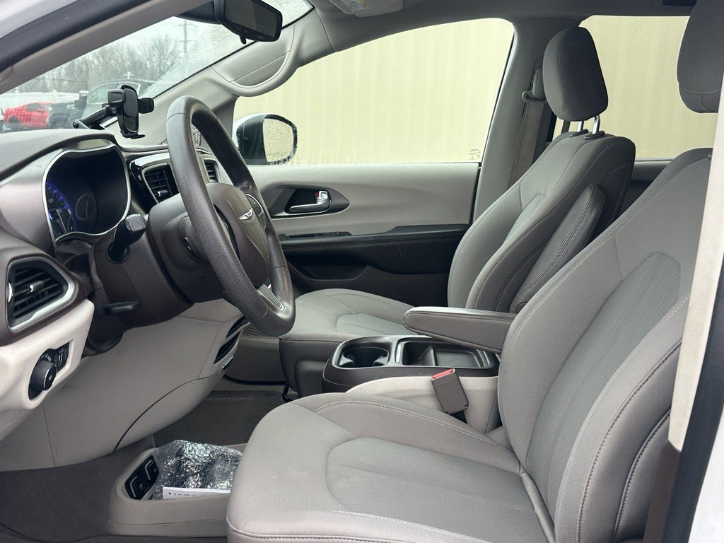 Used 2017 Chrysler Pacifica Touring Plus w/ Tire & Wheel Group image 4