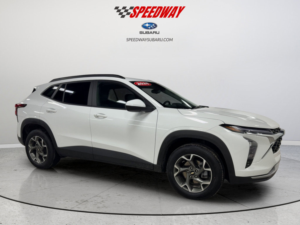 Used 2025 Chevrolet Trax LT w/ LT Convenience Package image 12