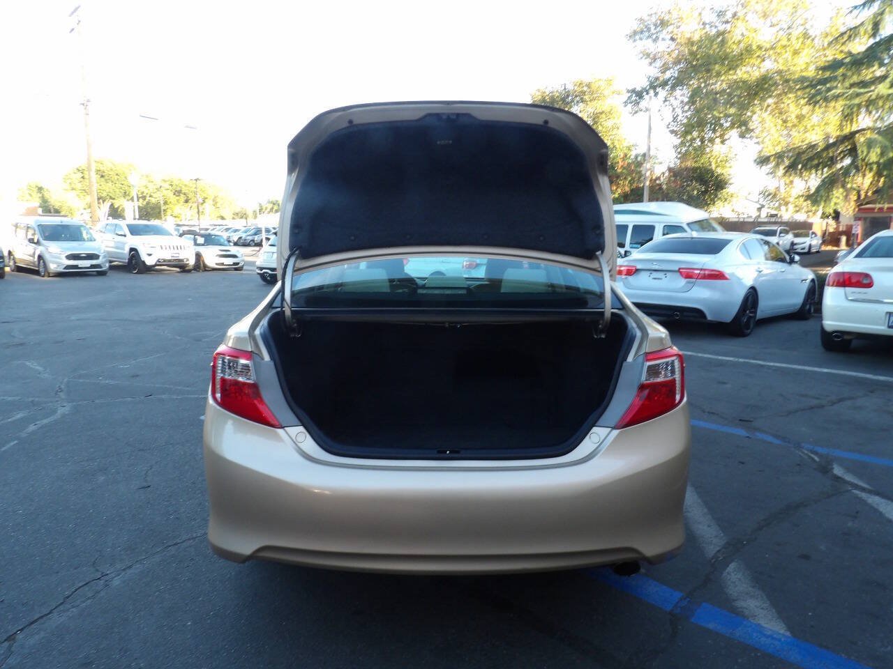 Used 2012 Toyota Camry XLE w/ Convenience Pkg FWD image 12