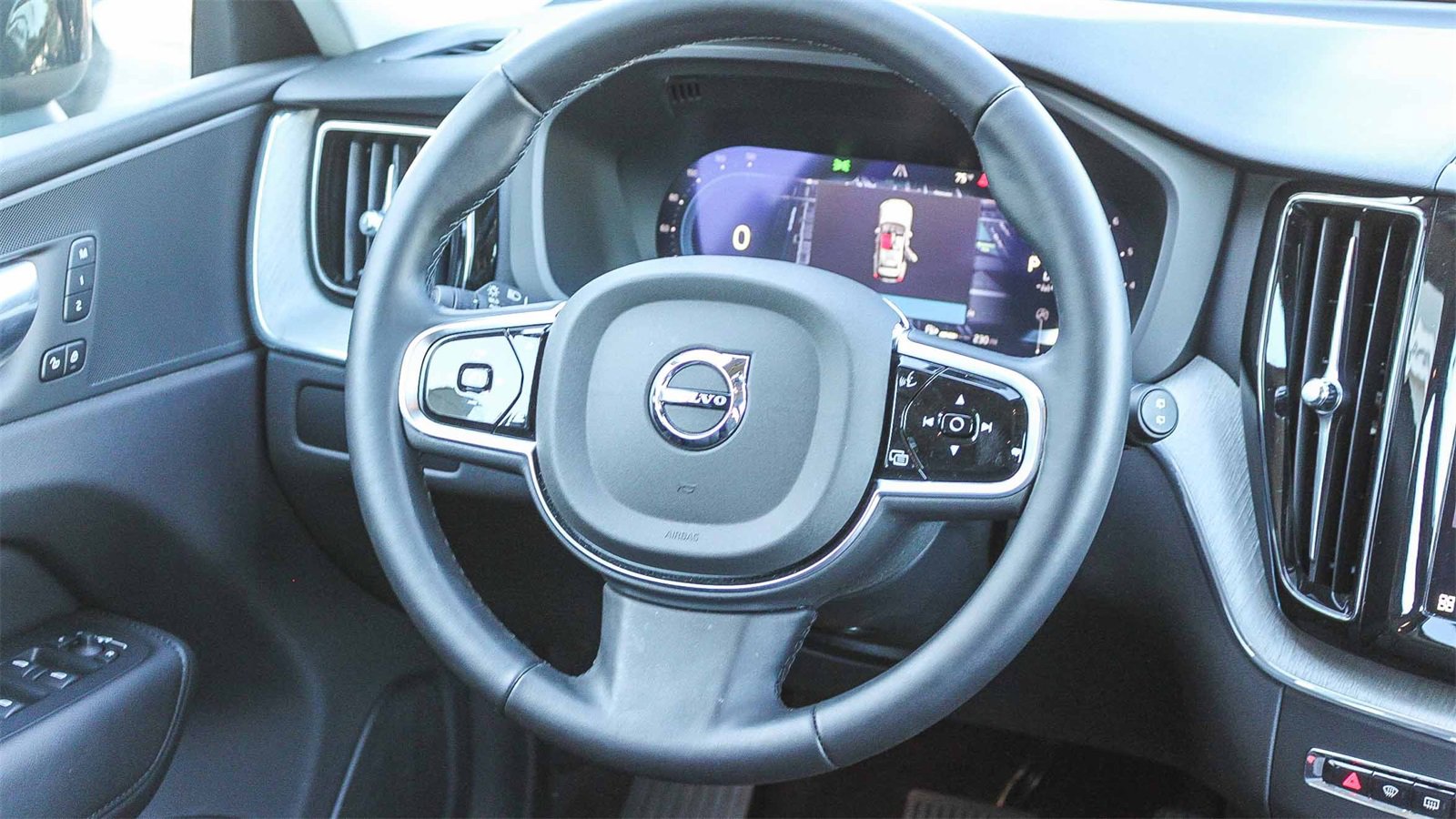 Used 2025 Volvo XC60 B5 Plus image 16