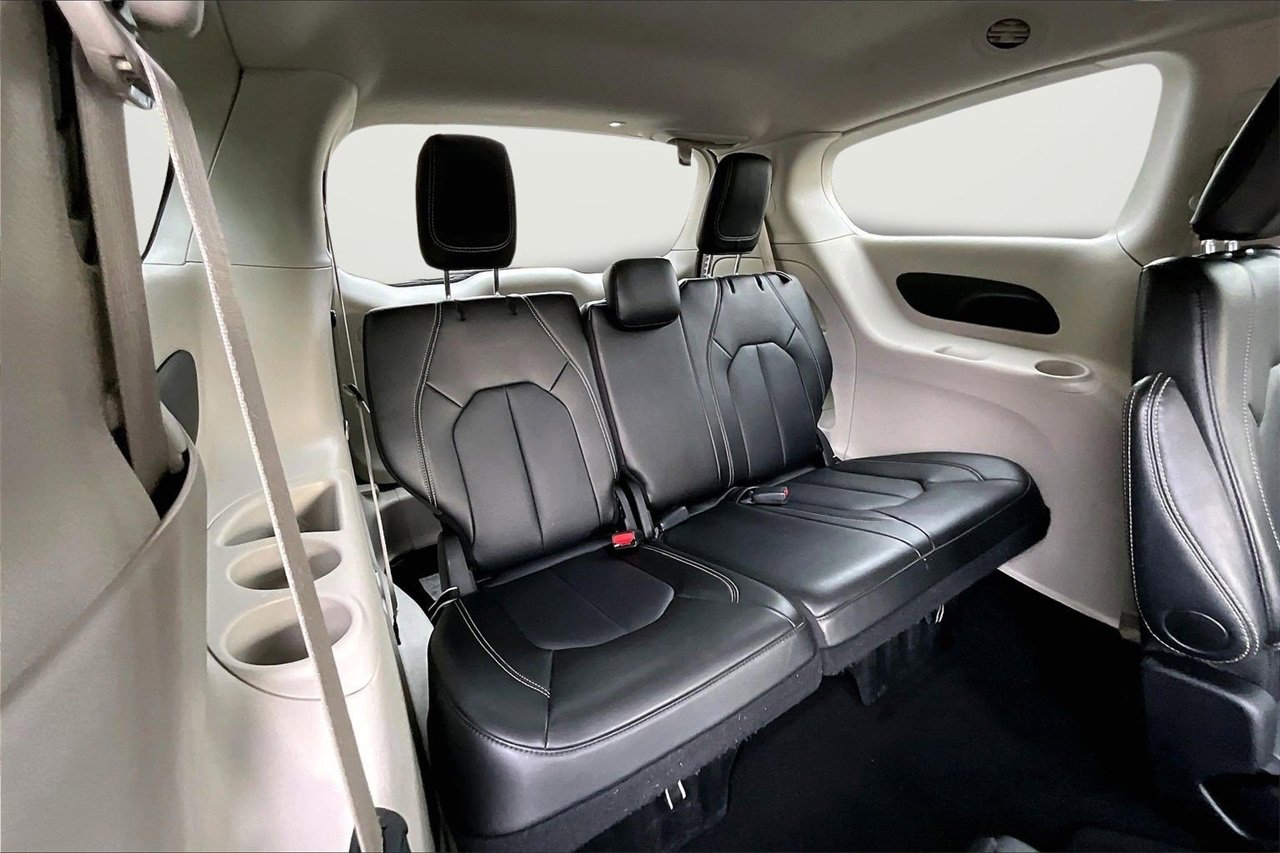 Certified 2024 Chrysler Pacifica Touring-L image 24