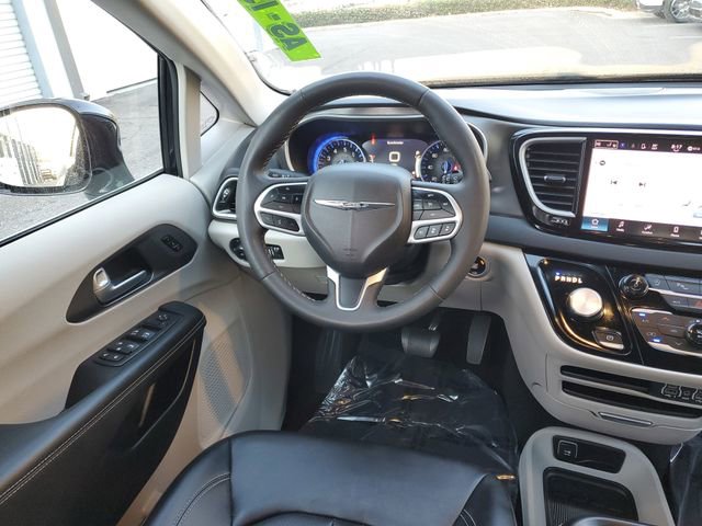 Used 2024 Chrysler Pacifica Touring-L image 12
