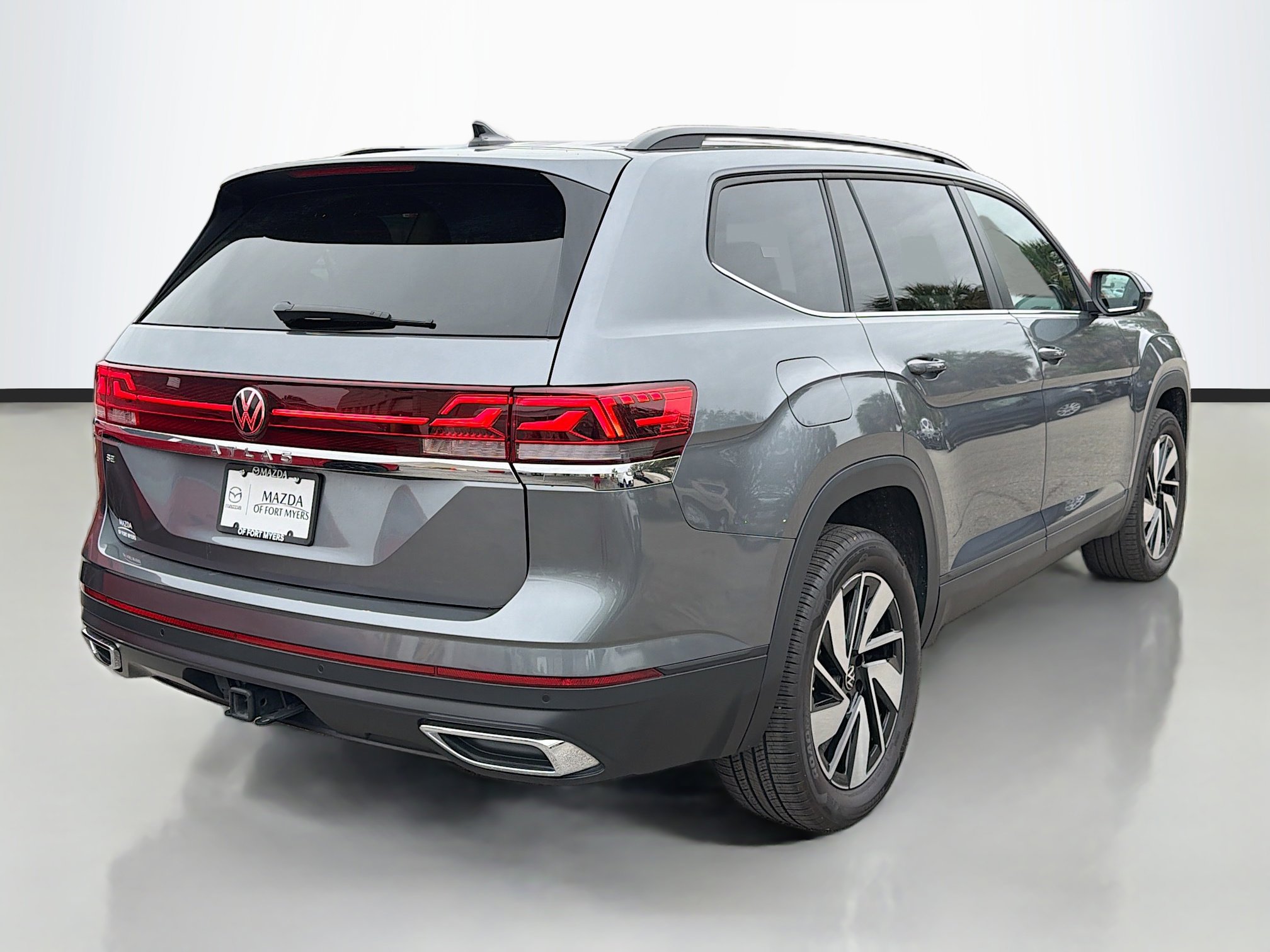 Used 2025 Volkswagen Atlas SE image 3