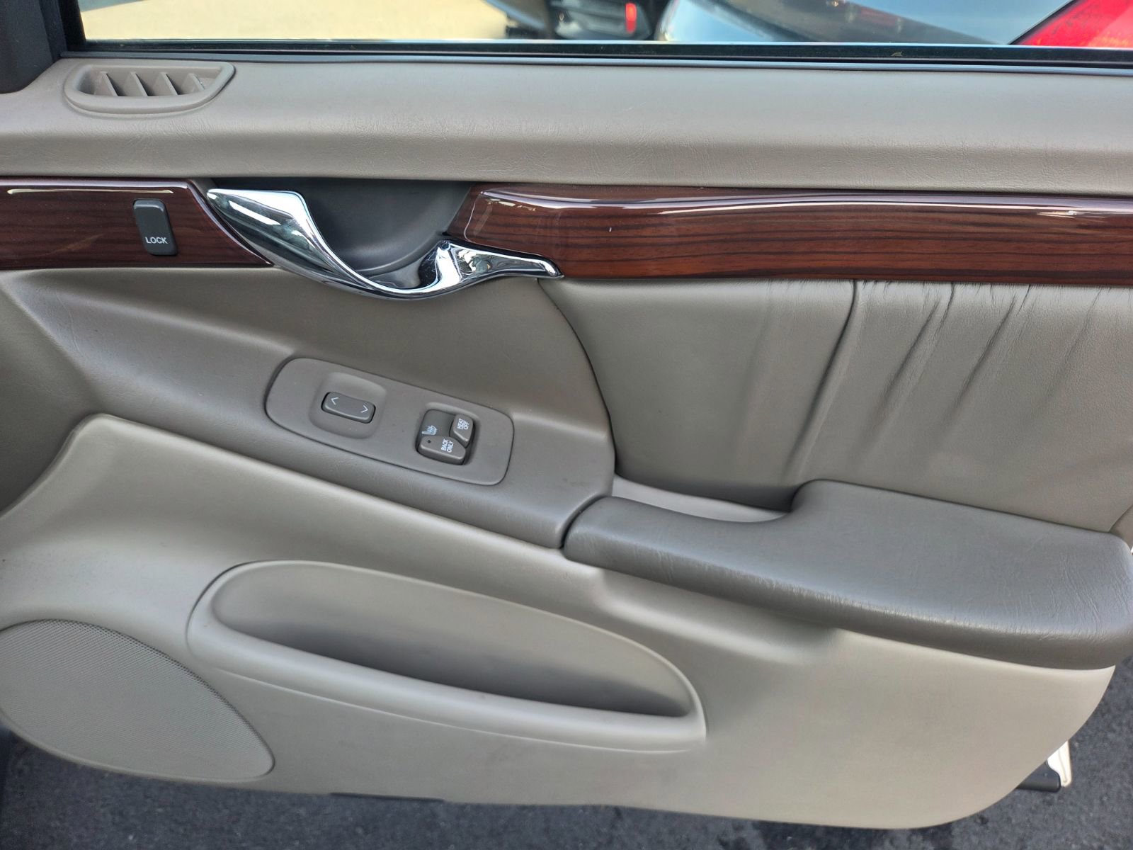 Used 2002 Cadillac De Ville DHS w/ Safety/Security Pkg image 14