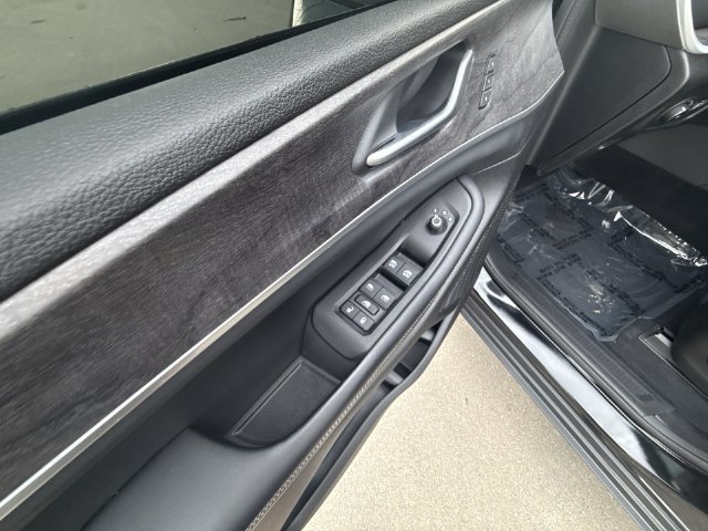 Used 2024 Jeep Grand Cherokee Limited w/ Black Appearance Package AWD/4WD image 13