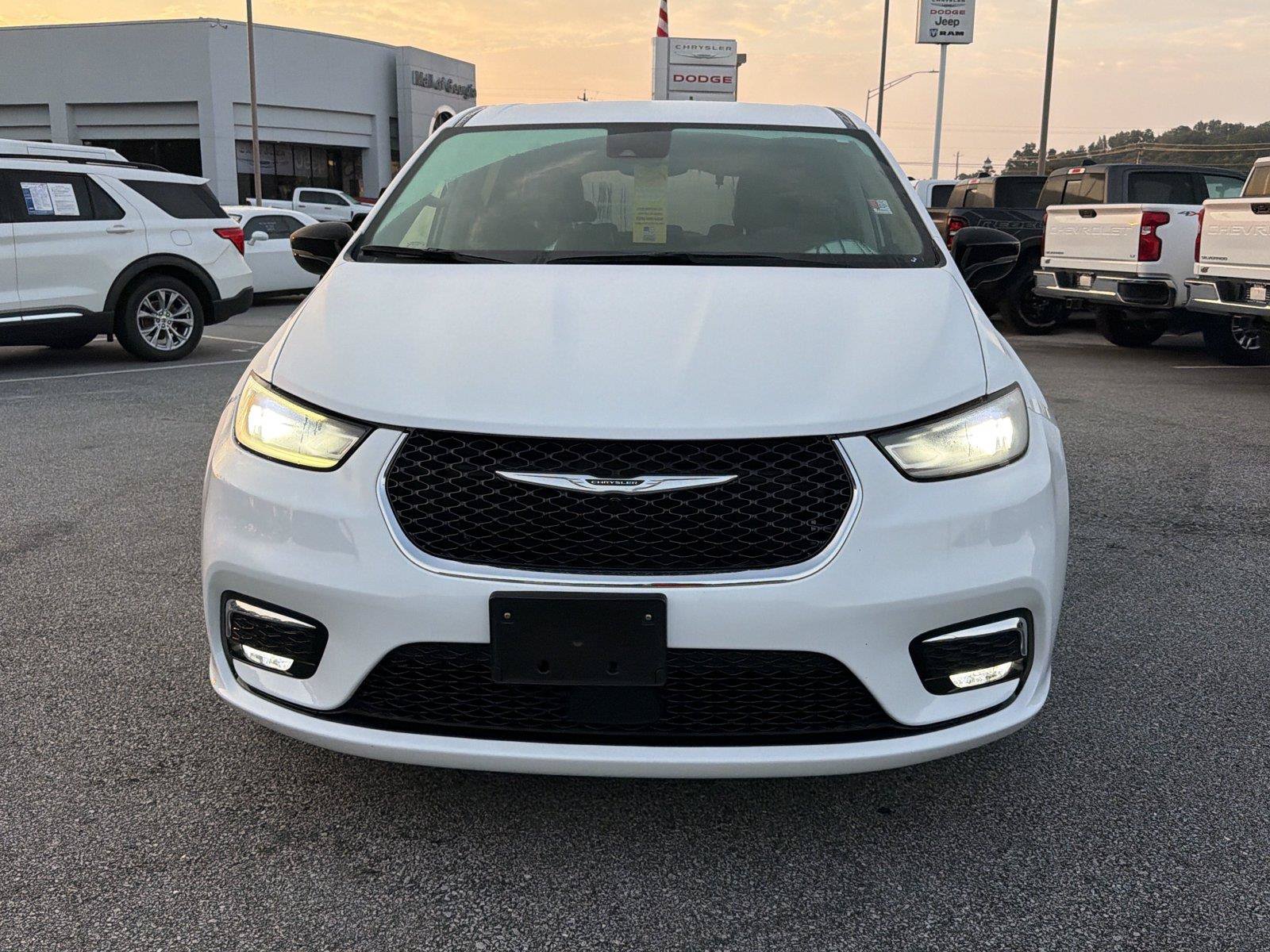 Used 2024 Chrysler Pacifica Touring-L FWD image 3