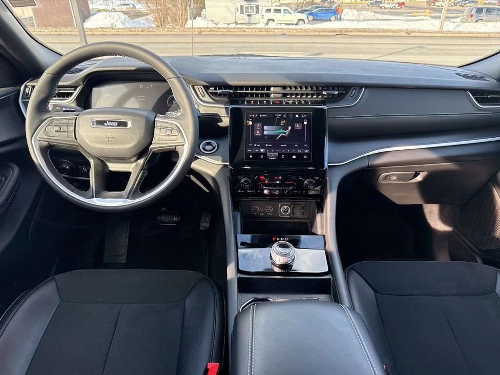 Used 2025 Jeep Grand Cherokee Altitude image 13