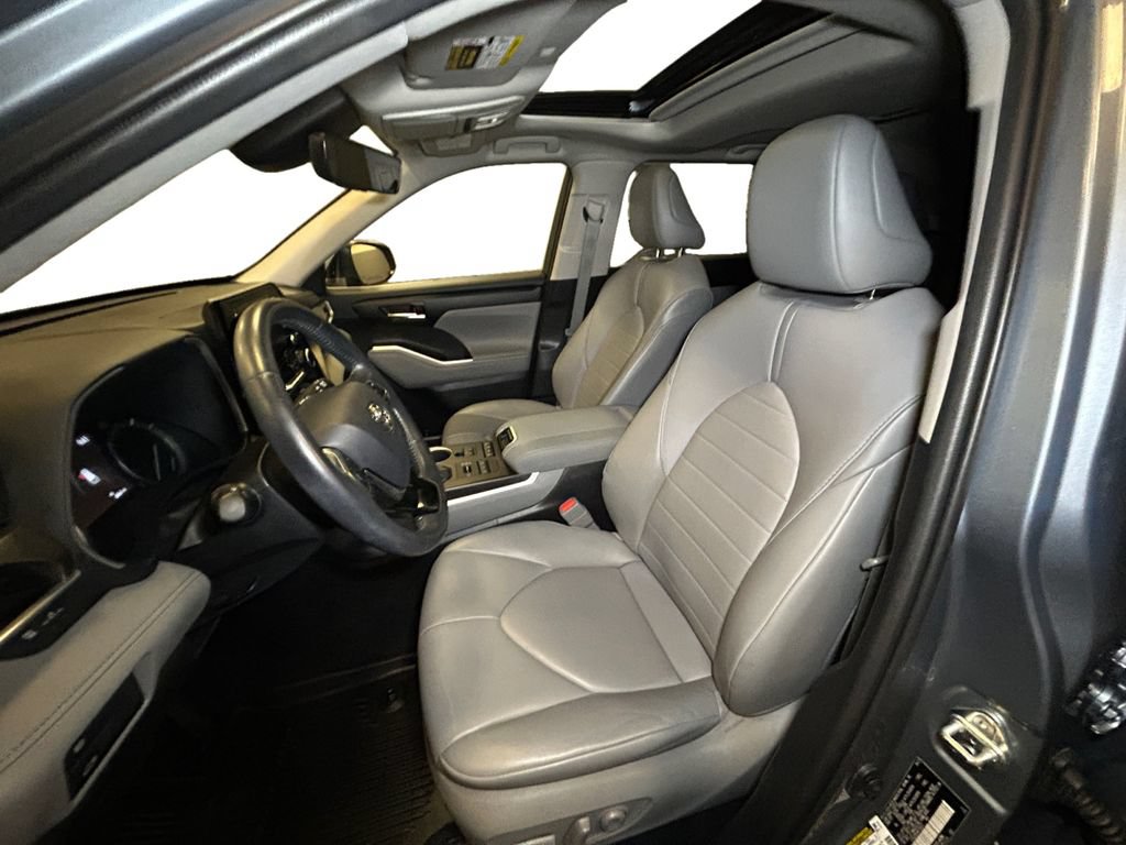 Used 2021 Toyota Highlander XLE AWD/4WD image 9