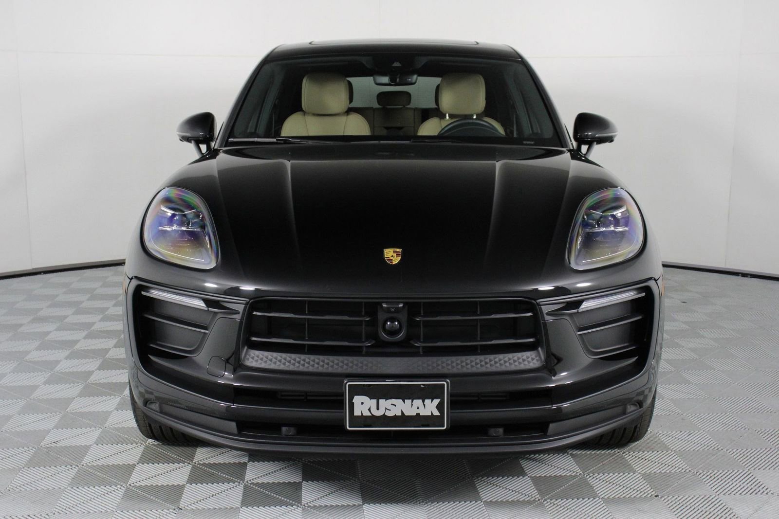 Certified 2025 Porsche Macan AWD/4WD image 10