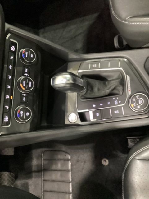 Used 2018 Volkswagen Tiguan SEL AWD/4WD image 17