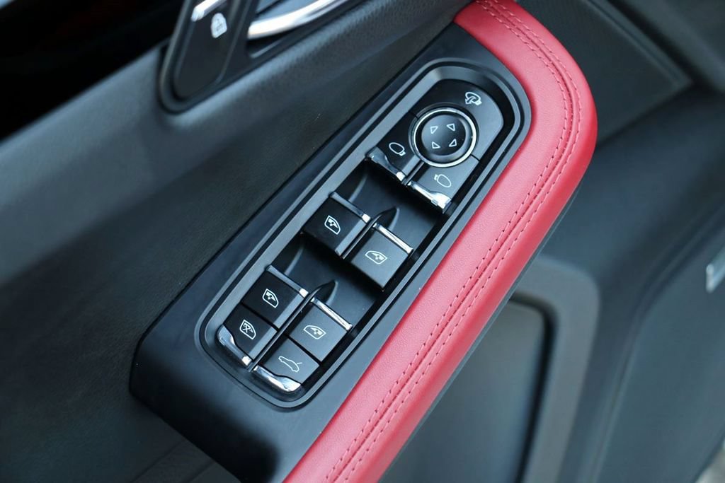 Used 2024 Porsche Macan S AWD/4WD image 17