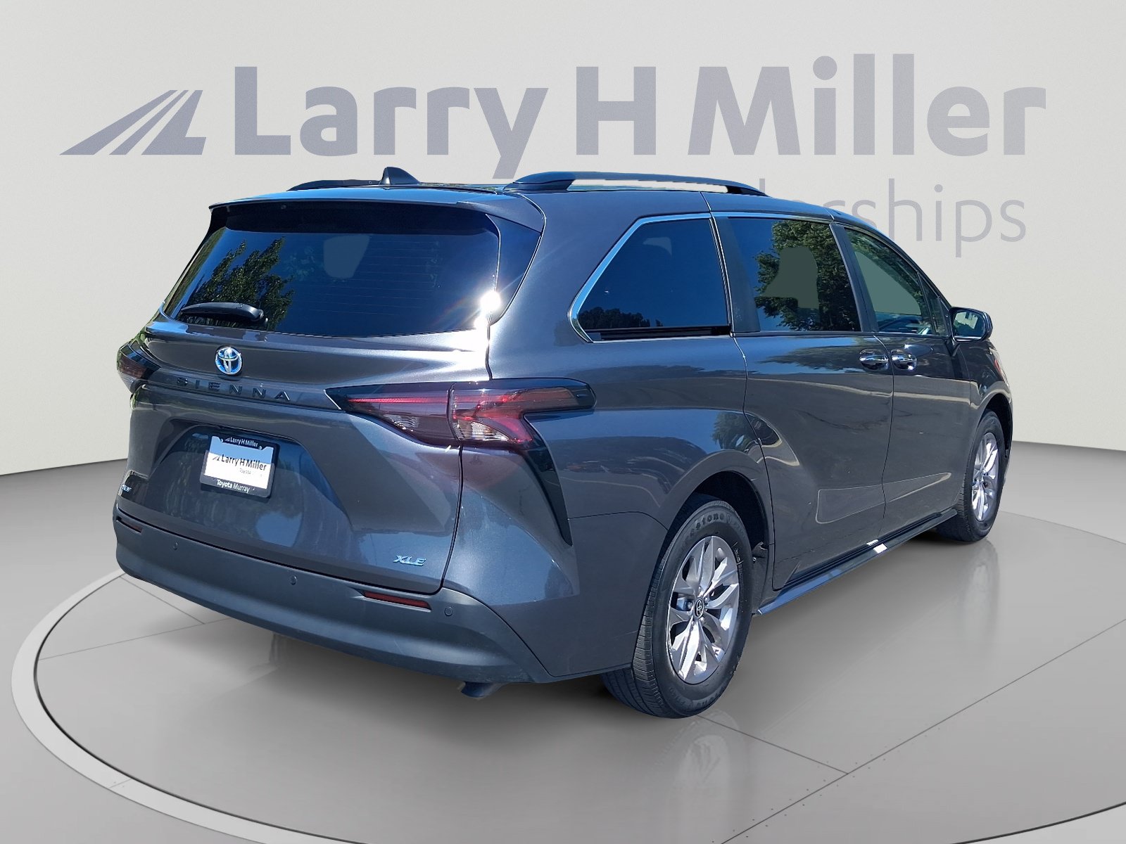 Certified 2025 Toyota Sienna XLE FWD image 5