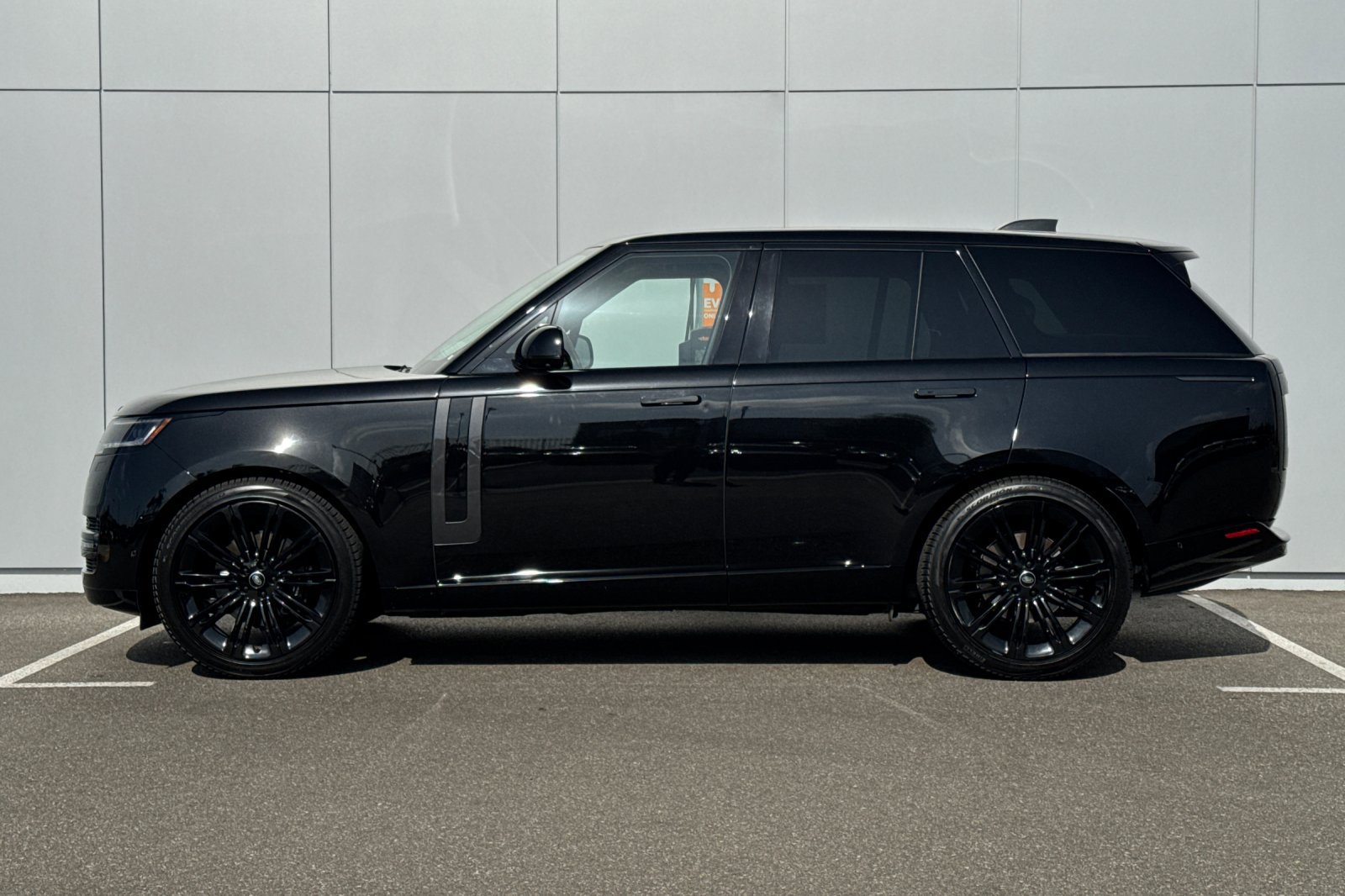 Used 2024 Land Rover Range Rover SE AWD/4WD image 2