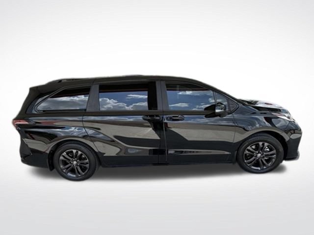 Used 2025 Toyota Sienna XSE w/ XSE Premium Package AWD/4WD image 7