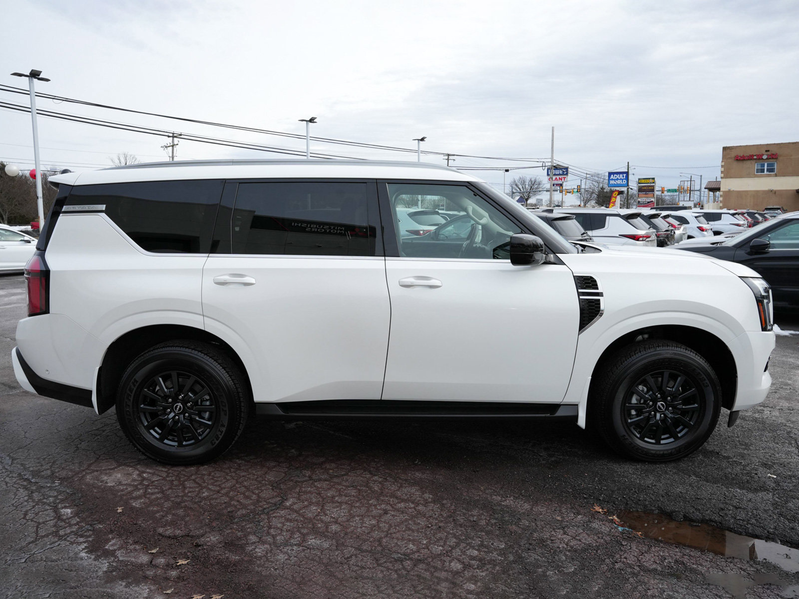 Used 2025 Nissan Armada SV image 4