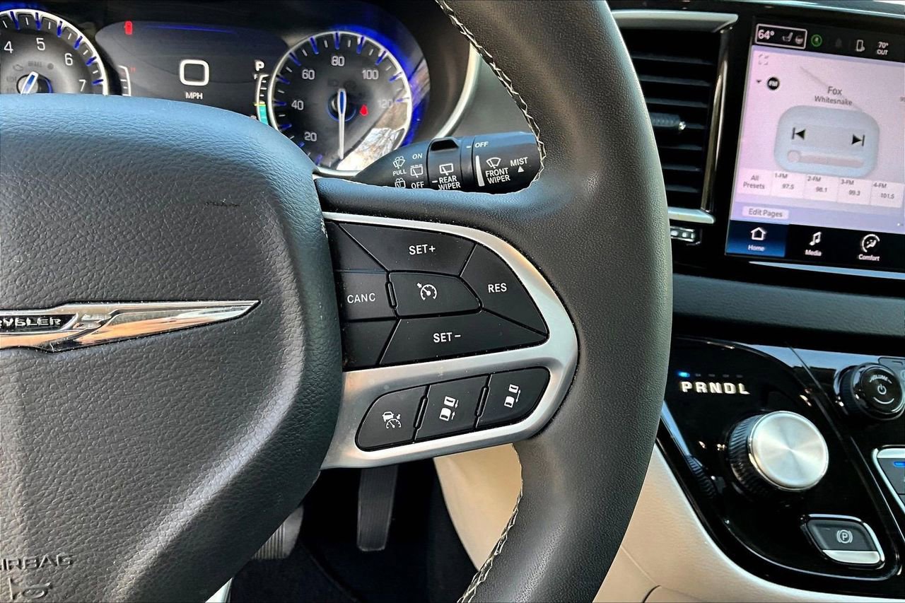 Certified 2024 Chrysler Pacifica Touring-L FWD image 30