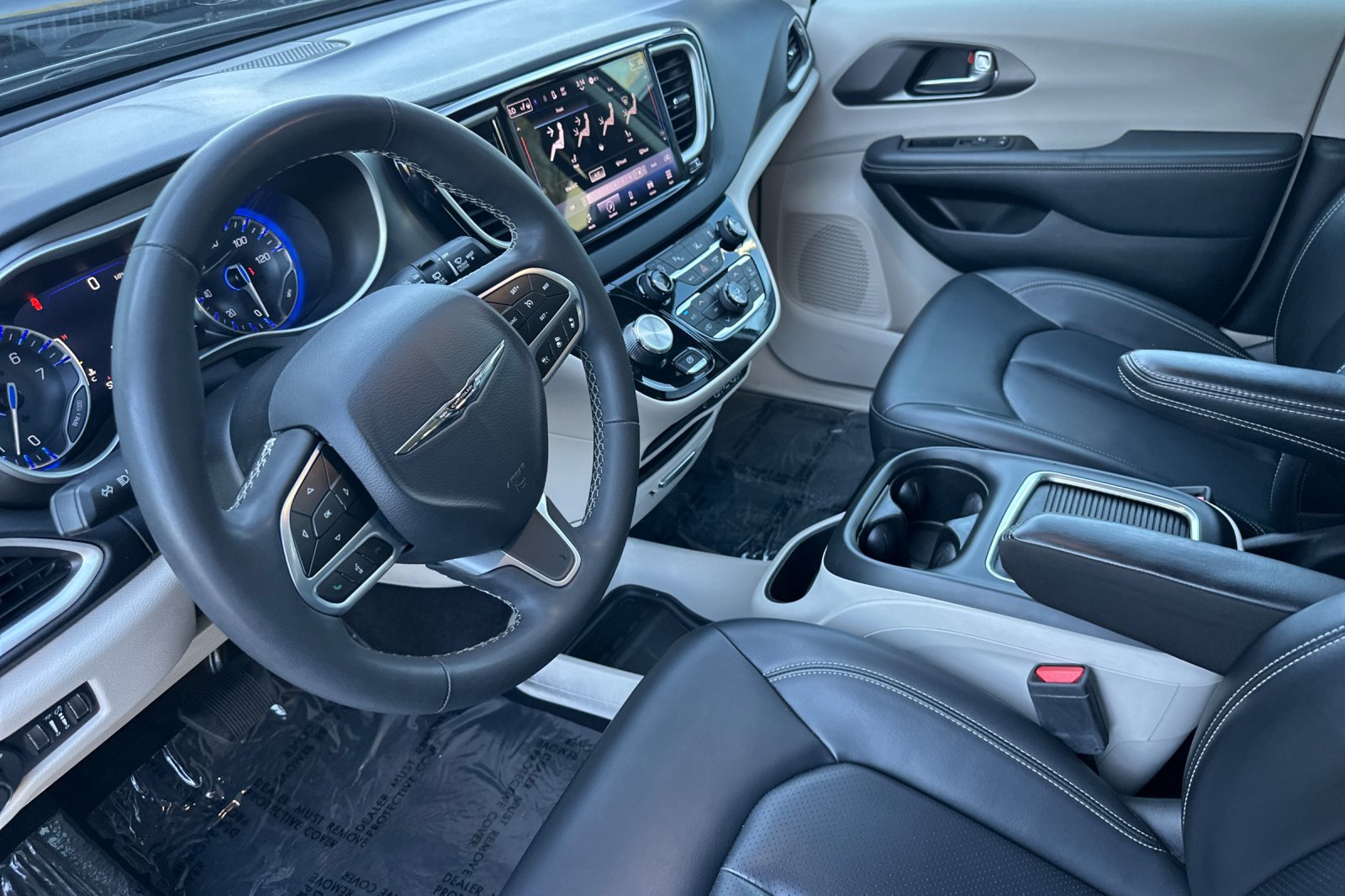 Used 2023 Chrysler Pacifica Touring-L image 10