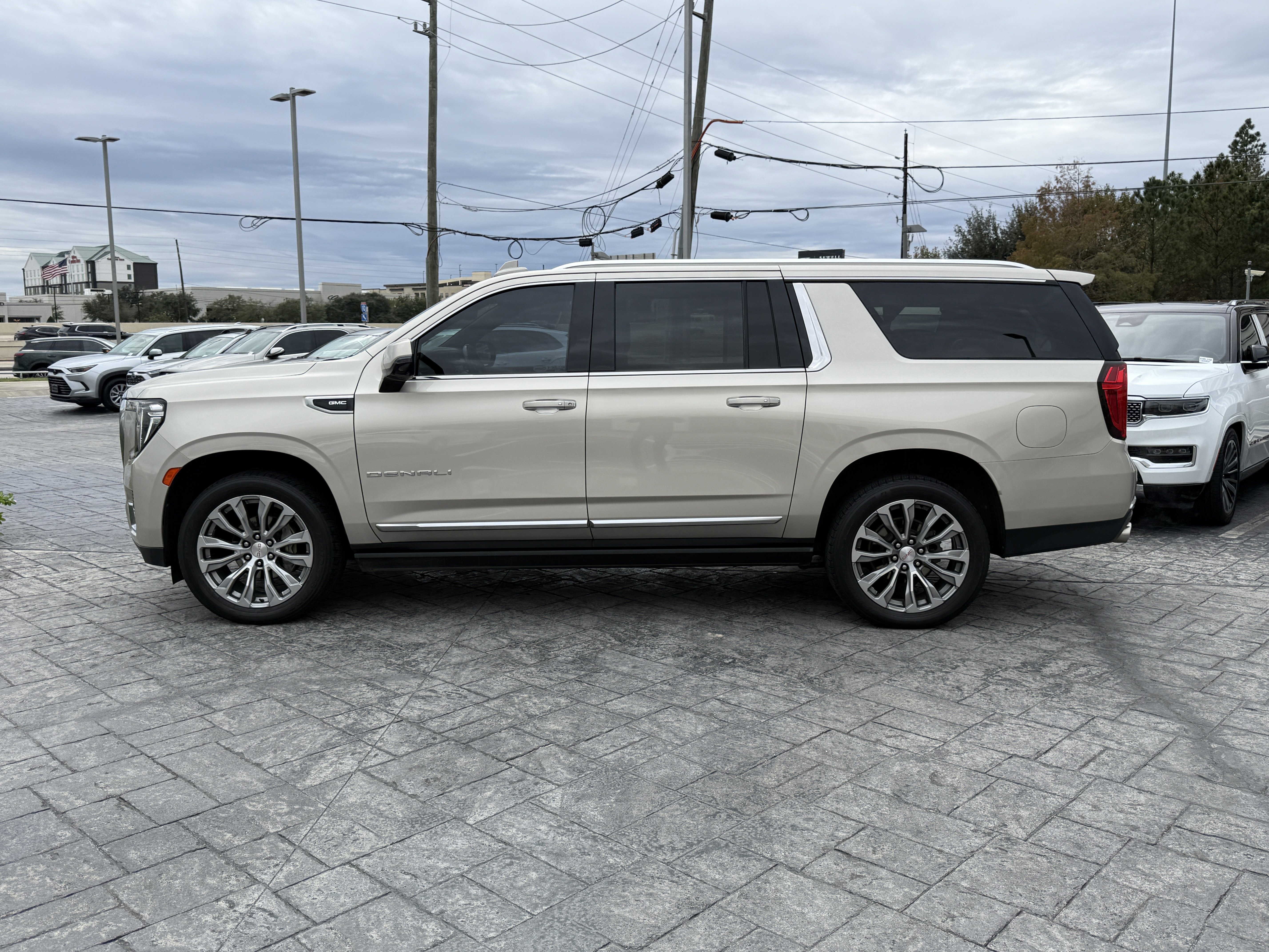 Used 2021 GMC Yukon XL Denali w/ Denali Premium Package image 4