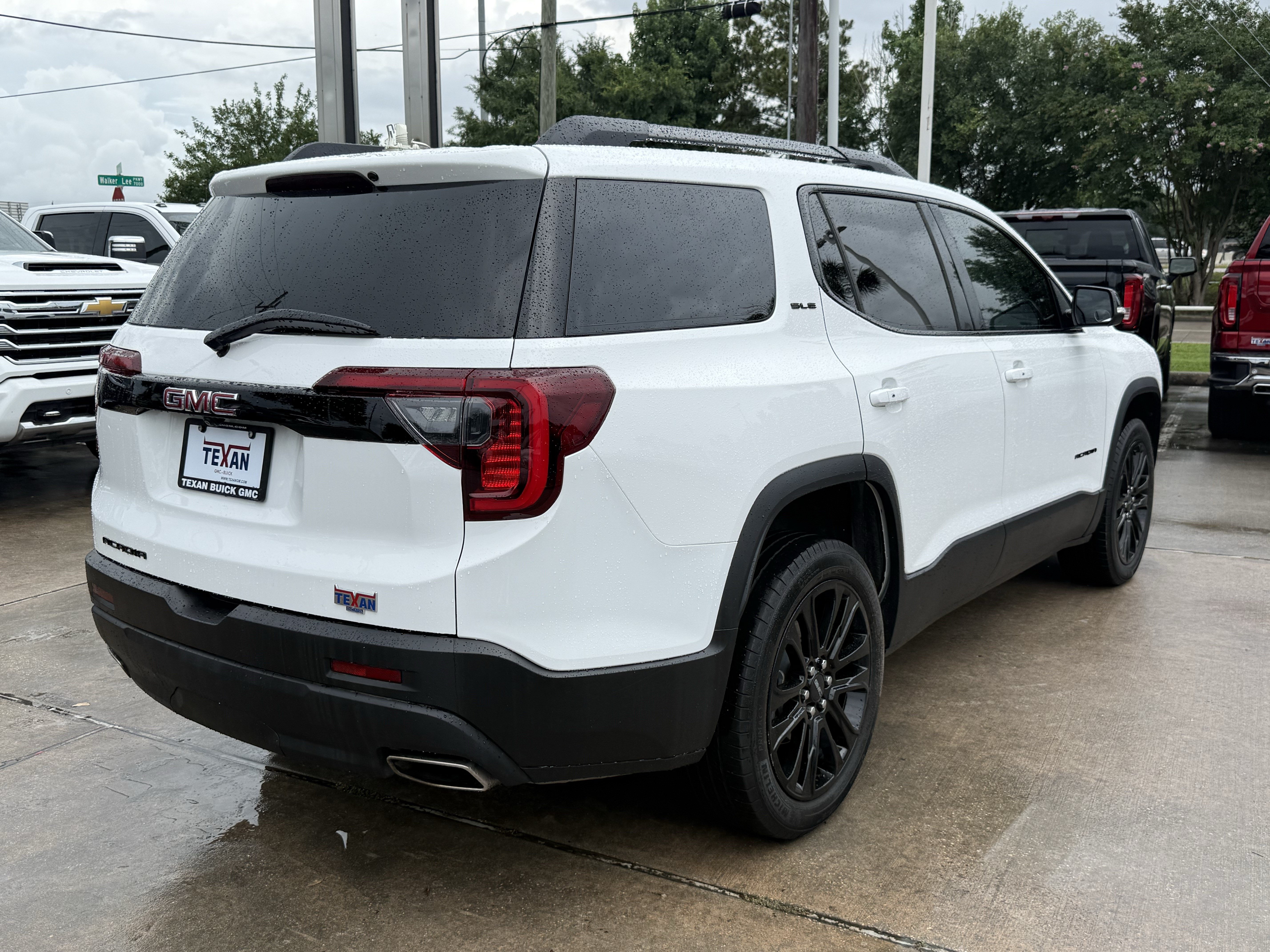 Used 2023 GMC Acadia SLE w/ Elevation Edition FWD image 5