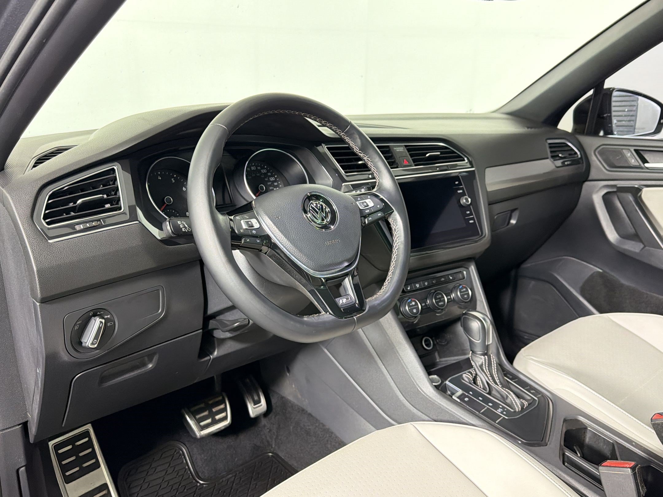 Used 2021 Volkswagen Tiguan SE R-Line FWD image 3