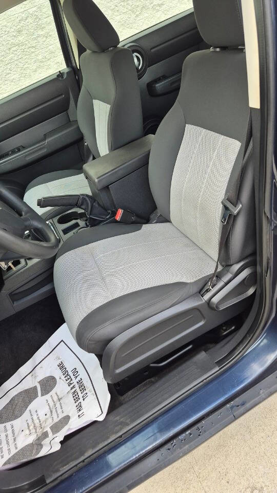 Used 2008 Dodge Nitro SXT image 17
