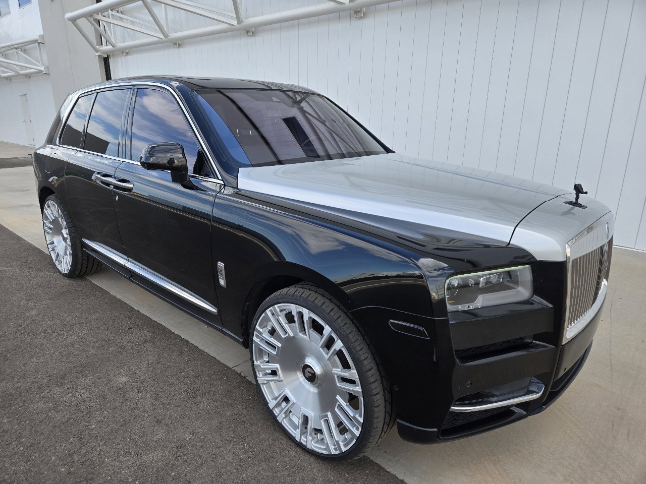 Used 2020 Rolls-Royce Cullinan Black Badge image 5