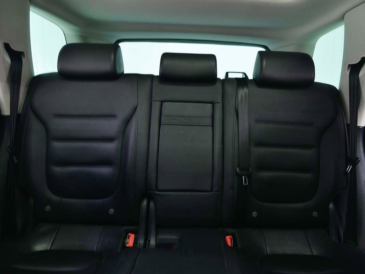 Used 2016 Volkswagen Touareg Sport image 9