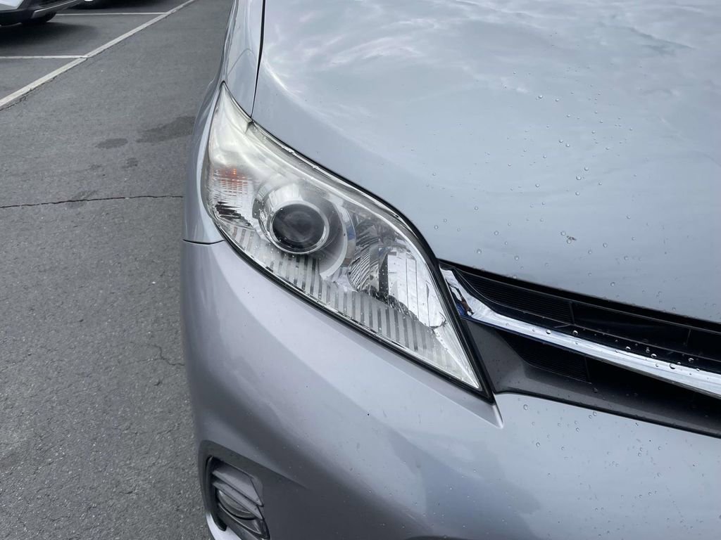 Used 2018 Toyota Sienna XLE Premium image 16