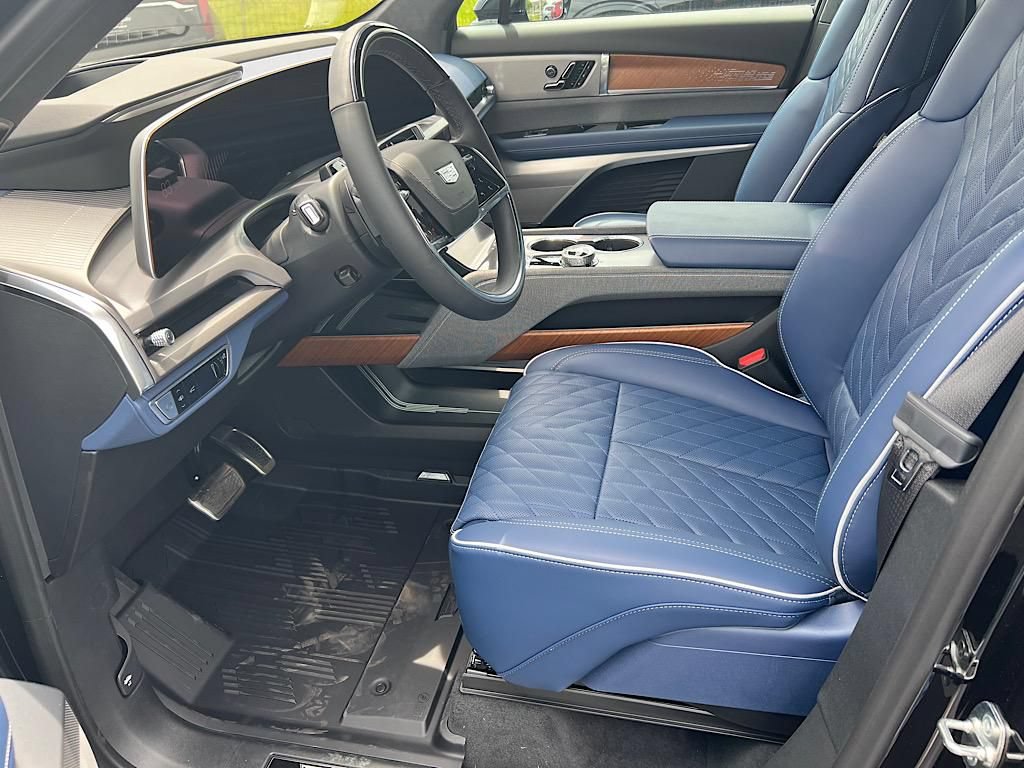 New 2026 Cadillac Vistiq Premium Luxury w/ LPO, Floor Liner Package AWD/4WD image 7