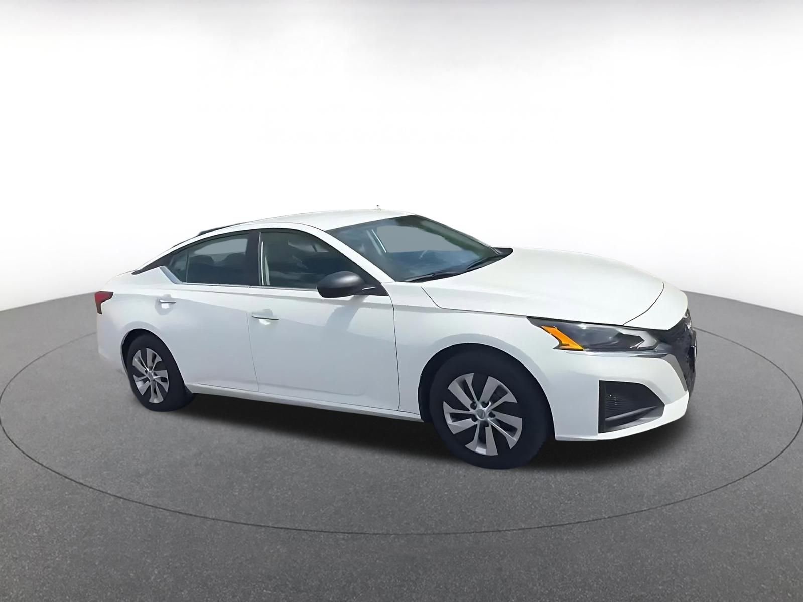 Used 2024 Nissan Altima 2.5 S image 2