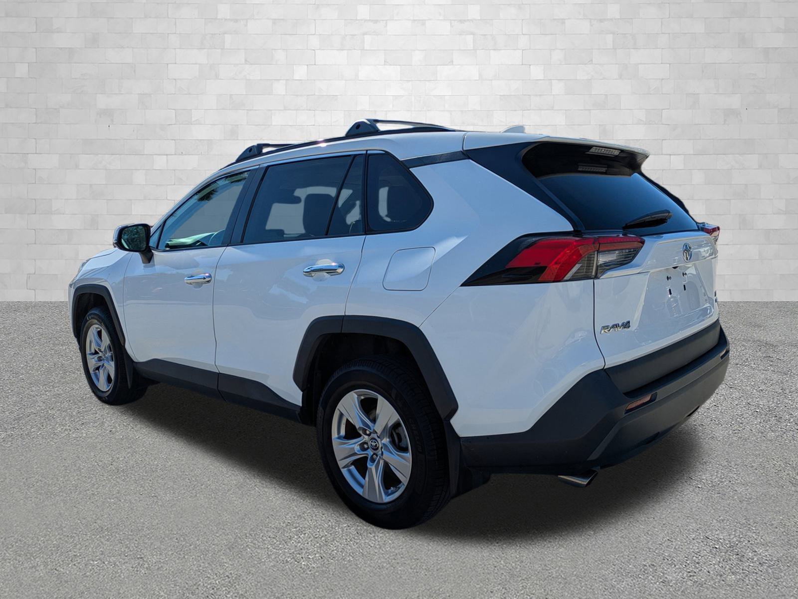 Used 2019 Toyota RAV4 XLE w/ Convenience Package image 4