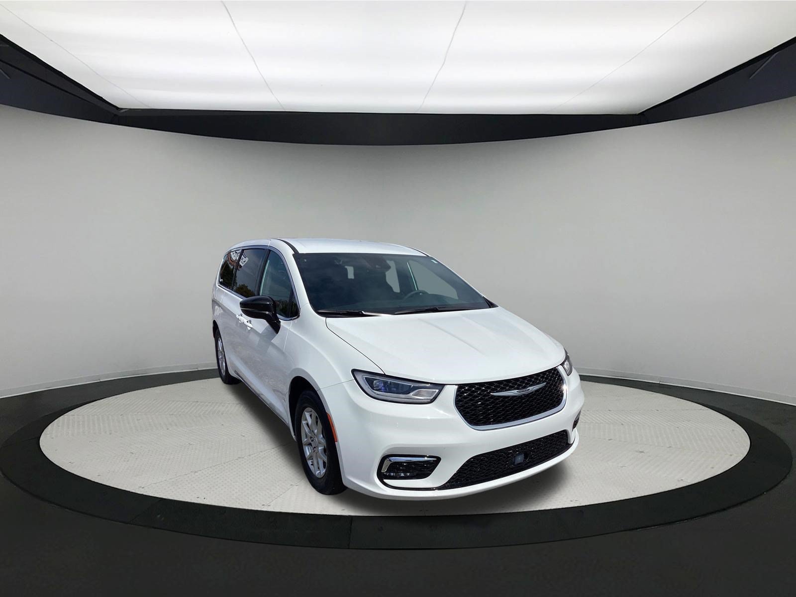 Used 2026 Chrysler Pacifica Select FWD image 2