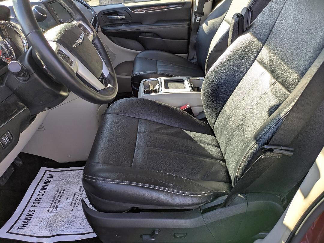 Used 2015 Chrysler Town & Country Touring w/ Driver Convenience Group image 10