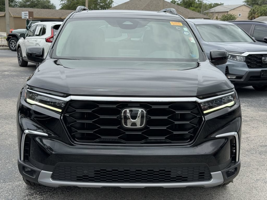 Used 2025 Honda Pilot Touring image 3