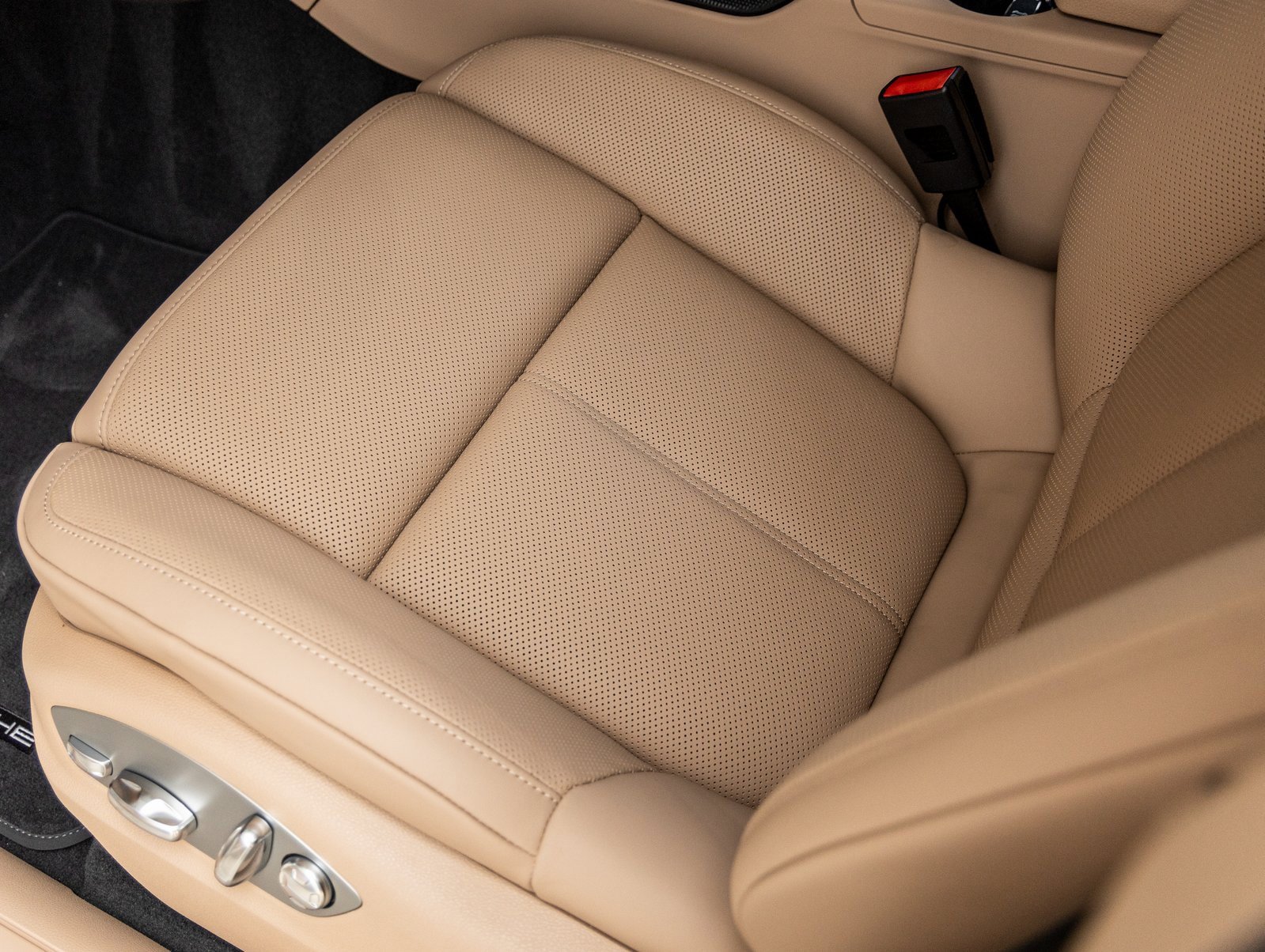 Used 2025 Porsche Macan image 21